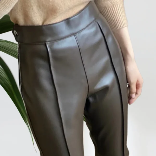 PANTALON ET BLOUSON A CAPUCHE EN CUIR UNIQUE NEW STAR Pantalon cuir fashion fit Éternel Prestige