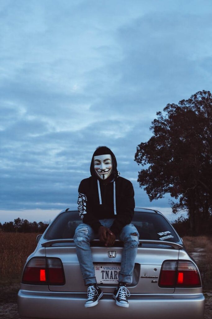 man-wearing-guy-fawkes-mask-while-sitting-on-silver-honda-civic-1578536 Image Service 5 Retouches